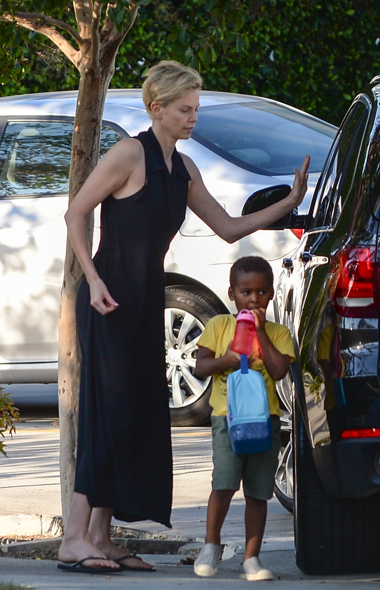 Le dio su lonchera y su juguito al nene.