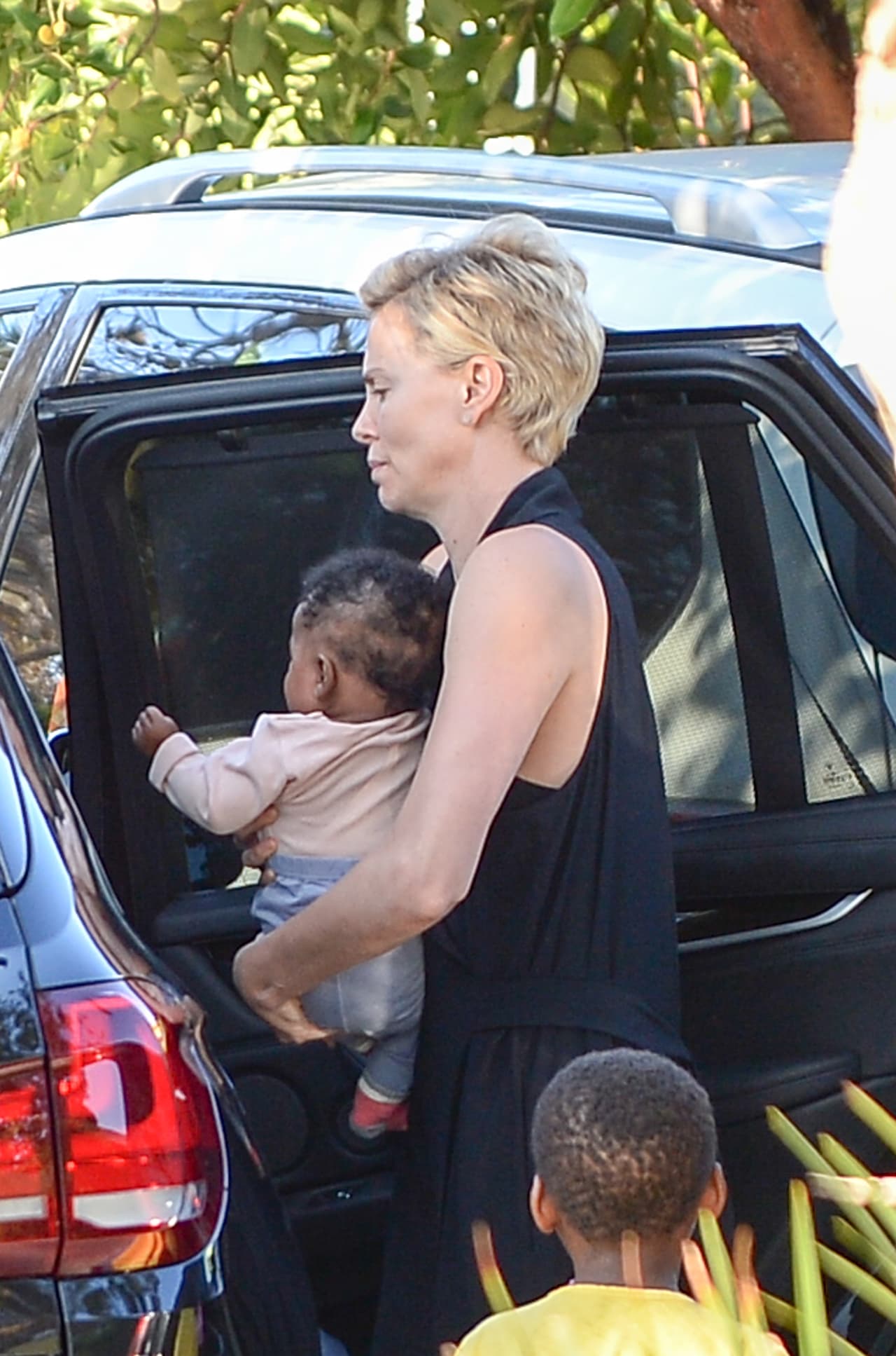 Jackson esperó paciente a que mamá cargara a su nueva hermanita.