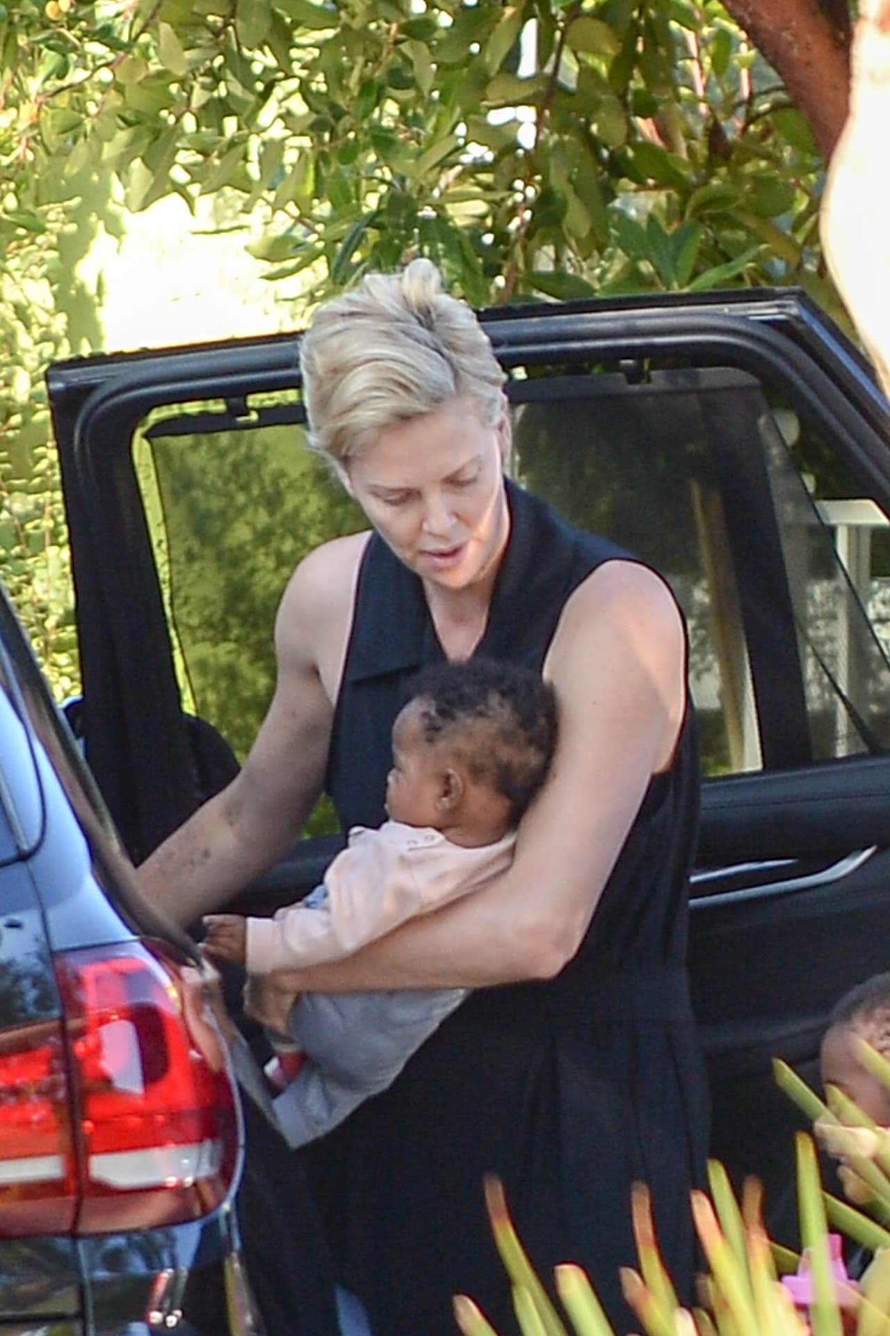 Ella es el nuevo miembro de la familia Theron.