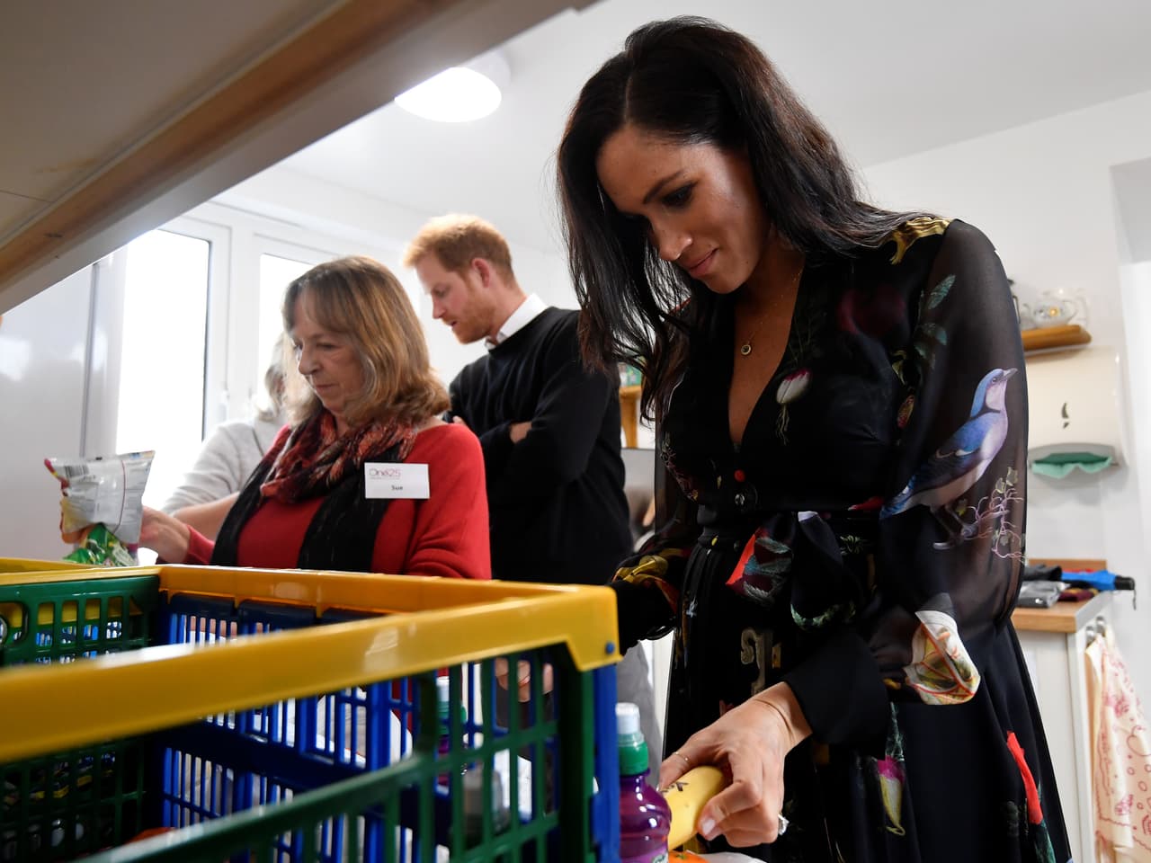 <b>1 de febrero de 2019</b>
<br>
<br>Meghan Markle y el príncipe Harry 
<b><a href="https://www.univision.com/entretenimiento/realeza/meghan-markle-envia-un-inusual-mensaje-de-apoyo-en-platanos-a-trabajadoras-sexuales-fotos" target="_blank">visitaron One25</a></b>, en Bristol, una organización benéfica que ayuda a las mujeres a liberarse del trabajo sexual. Ahí, la duquesa escribió mensajes de apoyo en los plátanos de los paquetes, esperando impulsar la autoestima de quienes los recibieran.
