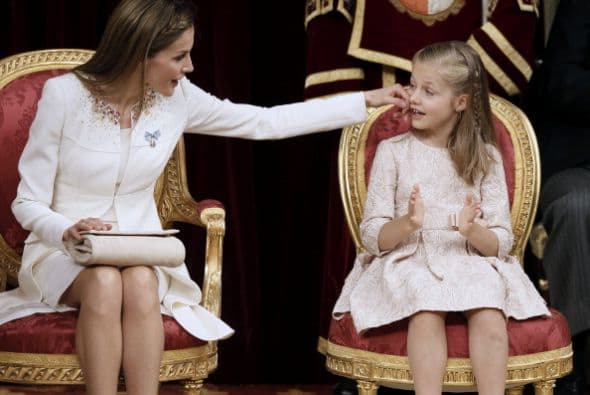 La reina Letizia le daba gestos de cariños a la princesa Leonor.