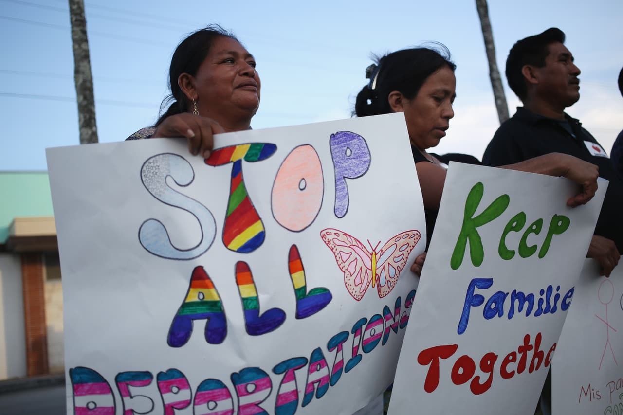 Dos mujeres guatemaltecas participan en una manifestación contra las deportaciones en Homestead, Florida, en julio de 2015.