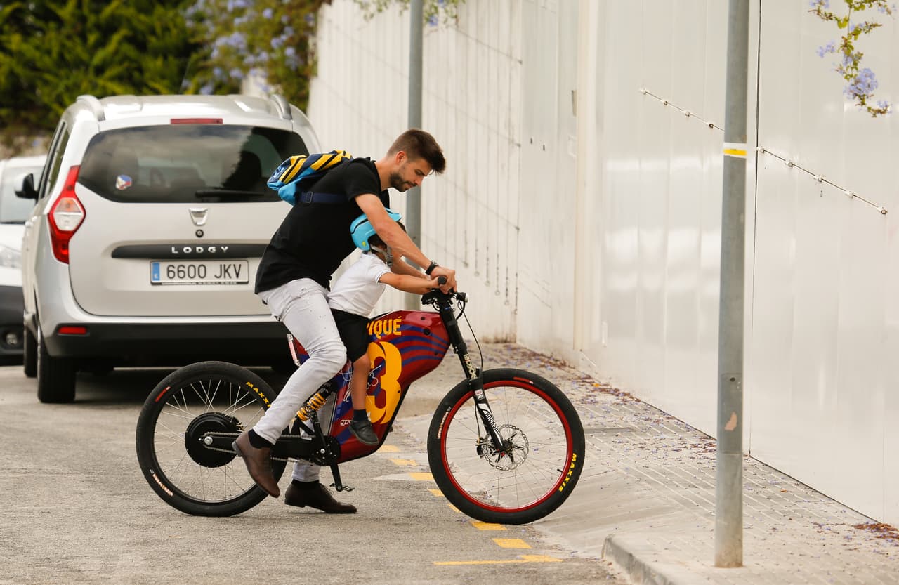 Photo © 2016 Quimi Ortiz/The Grosby Group EXCLUSIVE Barcelona, Sept 22, 2016 Soccer star, Gerard Pique arrives home driving a Barcelona FC customized bicycle after picking up his son Milan from school.