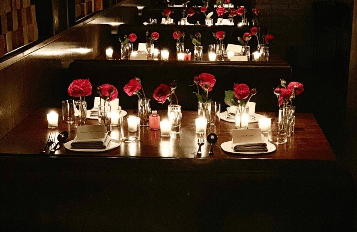 <b>Wayan</b>. De comida indonesia, el lugar está situado en 20 Spring St, New York.