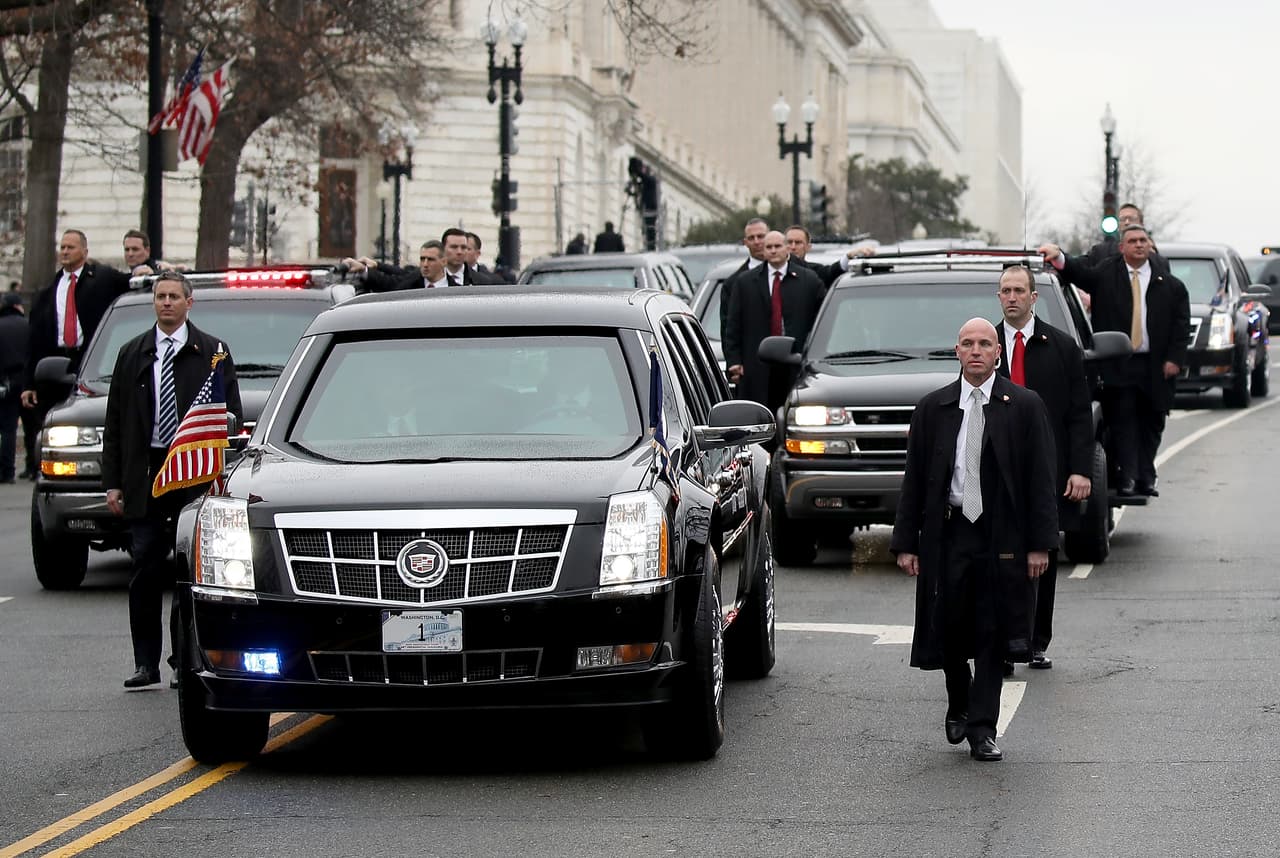 El vehículo blindado bautizado como 'La Bestia' transporta al presidente durante el desfile inaugural.