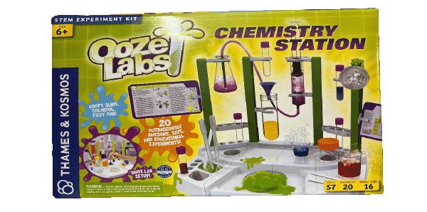 <b>Nombre: </b>Ooze Labs Chemistry Station
<br>
<br>
<b>Precio: </b>$29.99
<br>
<br>
<b>Lugares de venta:</b> Target, Target.com, Amazon.com y Walmart.com
<br>
<br>
<b>Edad: </b>Para mayores de 6 años
<br>
<br>
<b>Advertencia:</b> Este set contiene químicos que pueden ser dañinos para la salud de los niños, especialmente si son ingeridos. Algunas de las advertencias en el empaque dicen "no poner en ojos, boca ni ropa. Evite respirar los polvos y manténgase fuera del alcance de los menores".