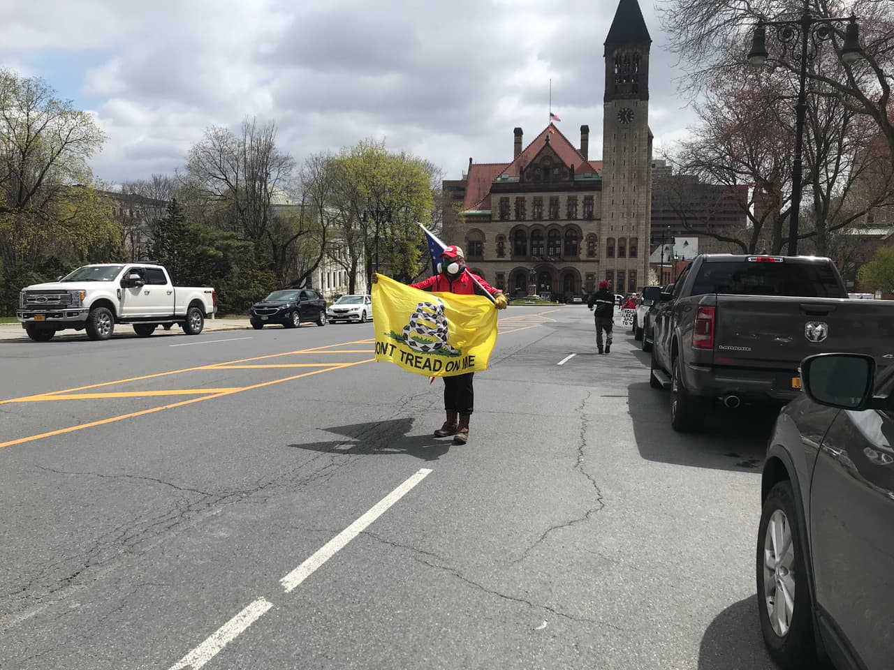 No obstante, el gobernador Andrew Cuomo ha dicho que la curva se está aplanando y que el número de muertes y hospitalizaciones está disminuyendo cada día.