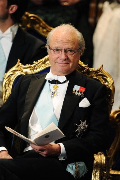 REY CARL XVI GUSTAF- Los , 5.5 millones (poco más de $7 millones) que recibe anualmente este Rey debe ser capaz de costear desde sus viajes oficiales hasta el mantenimiento de la carroza real.