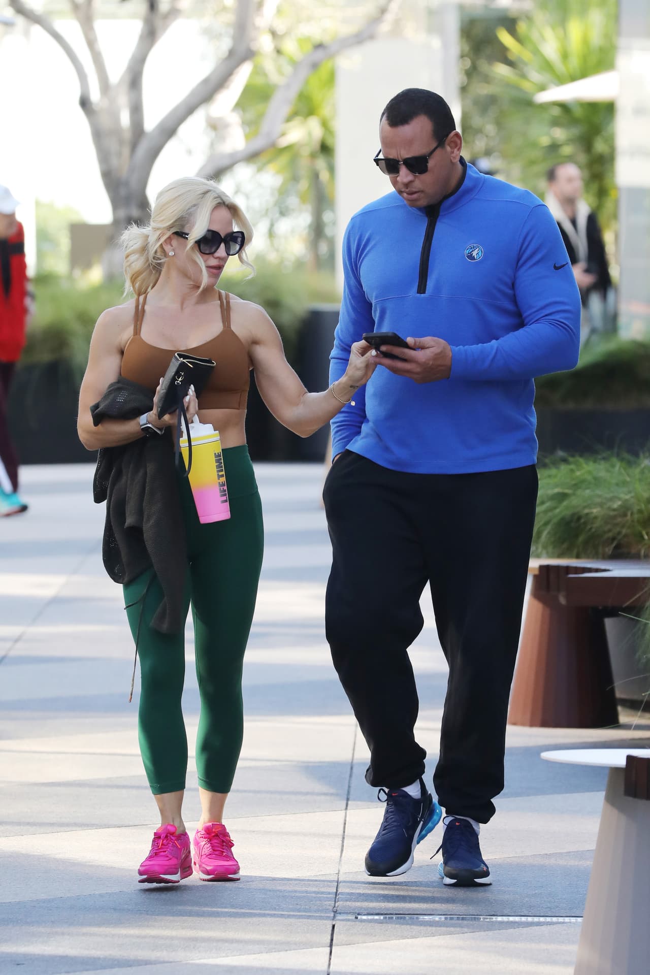 "Él es un buen padre y 
<b>pasó mucho con la separación de López. No veo a Alex poniéndose muy serio</b> con alguien ahora". Sin embargo, según la fuente Jaclyn sí buscaría una relación estable.
<br>