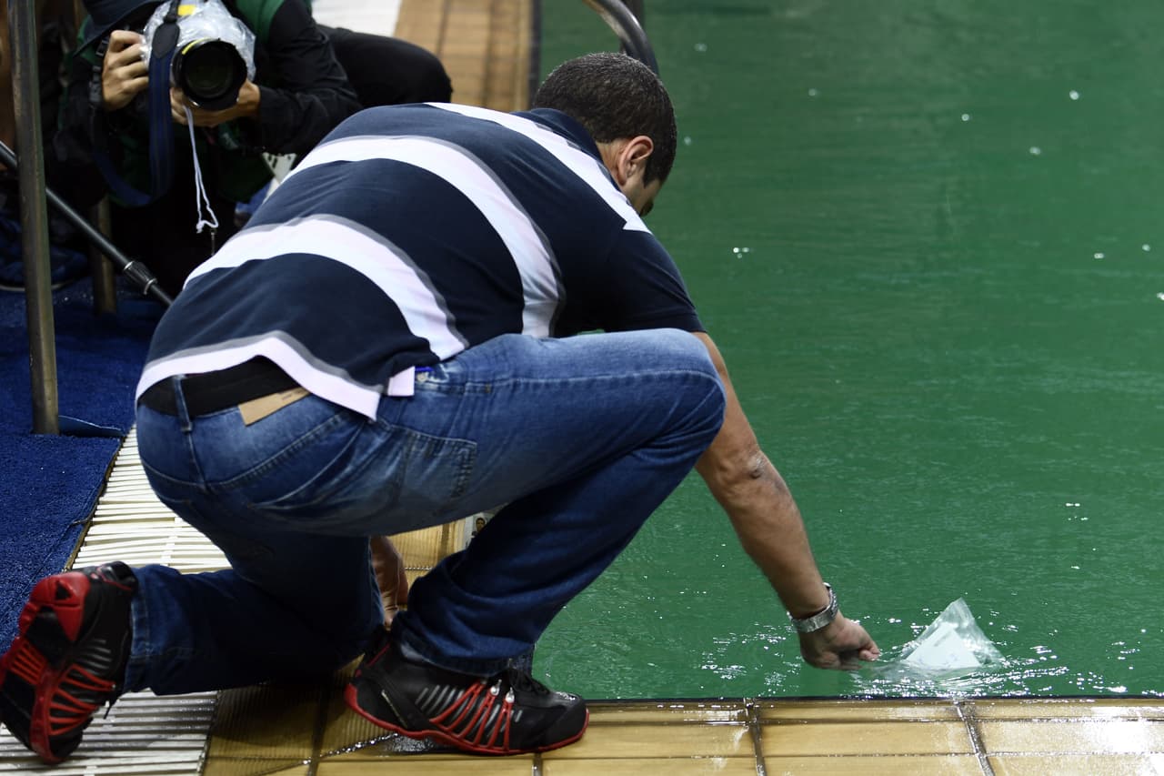 La organización brasileña tomó muestras del agua verde para saber la causa del incidente.