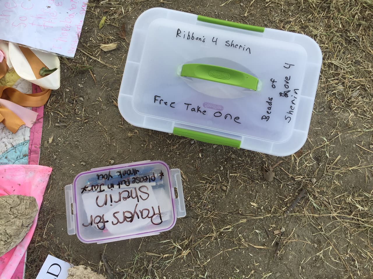 En una caja de plástico dejaron lazos y papel para escribir oraciones por el pronto retorno de Sherin.