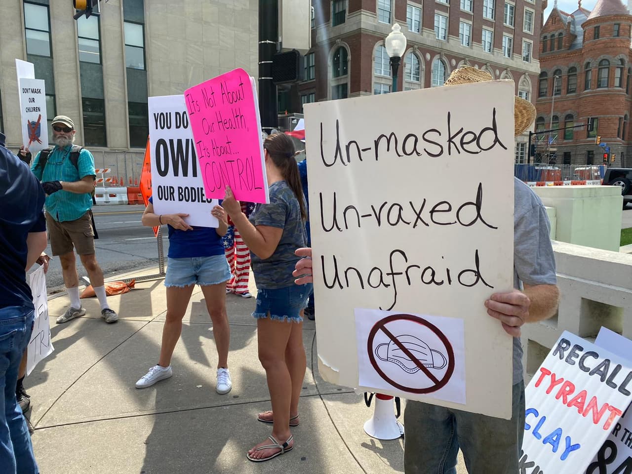 Además, aseguraron que su mandato de usar mascarillas es un abuso infantil para los niños.
<br>