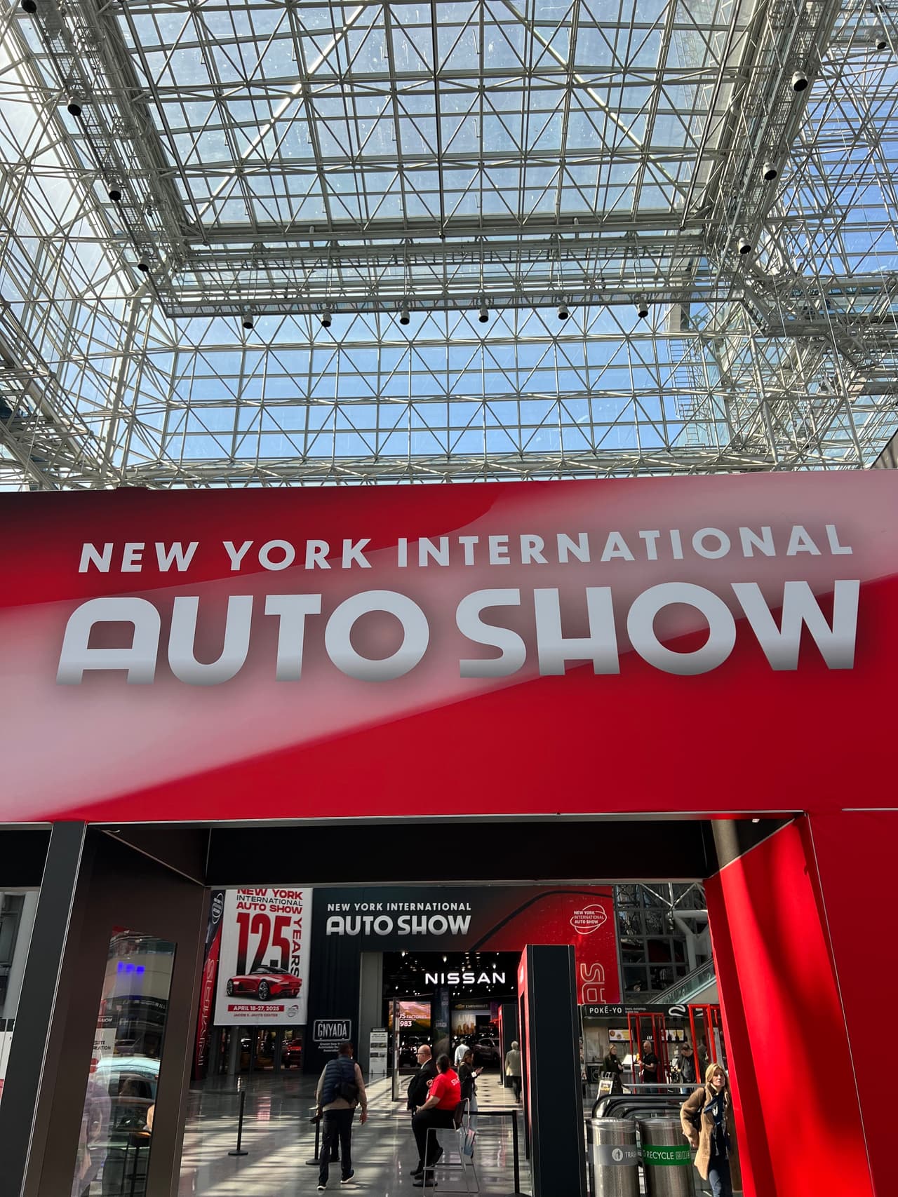 Lo menos que imaginan los asistentes es que al cruzar estas puertas encontrarán hasta pistas reales donde podrán probar algunos de los vehículos. Los boletos de entrada tienen un costo de $22 para adultos y $8 para menores de 3 a 12 años.