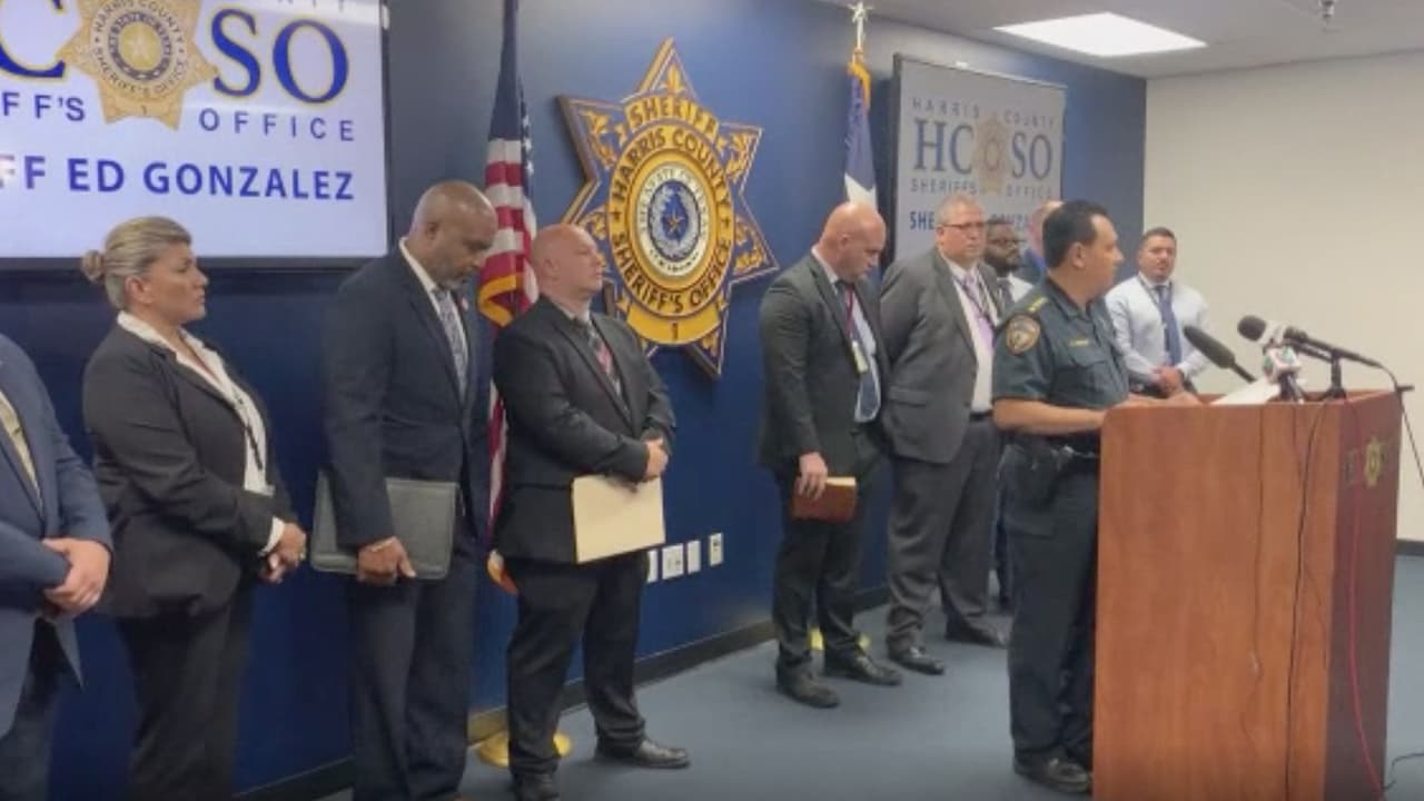 Había evidencias de que los menores estaban encerrados dentro de la unidad y no habían salido del departamento en varios meses, indicaron las autoridades.