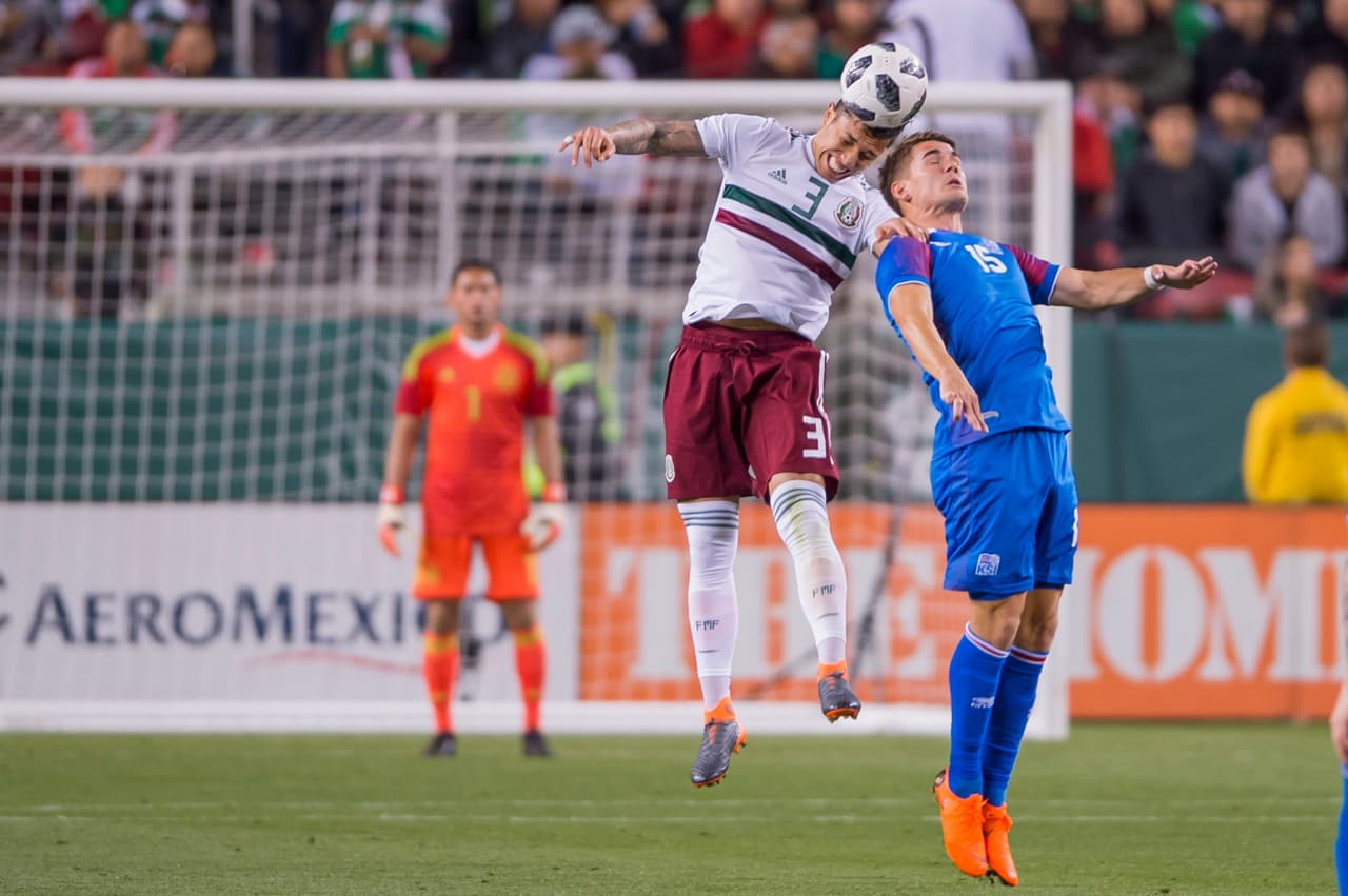 Carlos Salcedo (7): Mostró solidez y seguridad a la línea de zagueros mexicanos. Por arriba lucha, gana y se impone. Superó la prueba de hoy sin problema y deberá mantener el nivel.