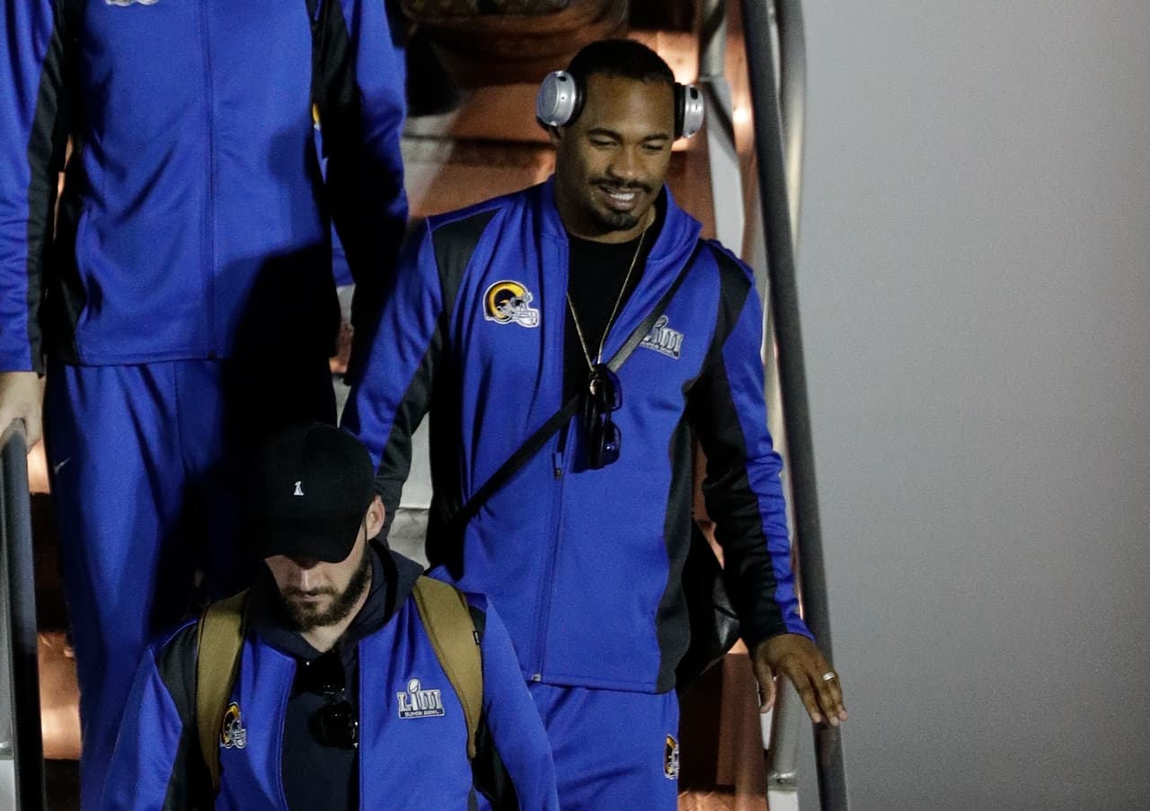 El receptor abierto de los Rams Robert Woods al momento de descender del avión.