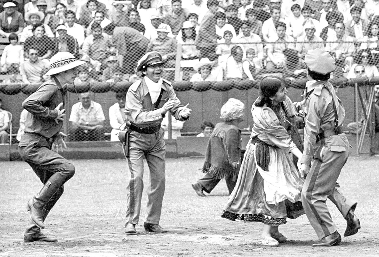 Esta oportunidad la llevó a trabajar en sus primeras películas a inicios de los años 60 como 'Los derechos de los hijos' y 'México de mis recuerdos', en donde interpretó a una empleada doméstica llamada ‘Petra’.