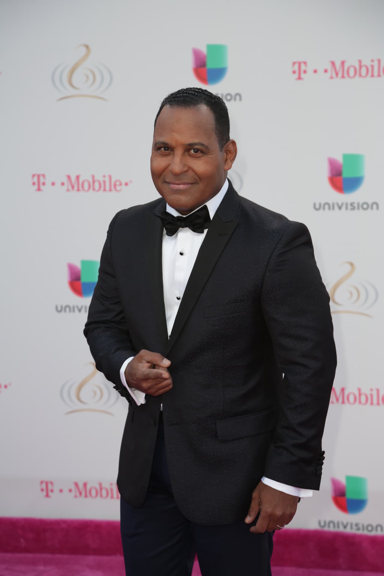 Tony Dandrades también vuelve a la alfombra.