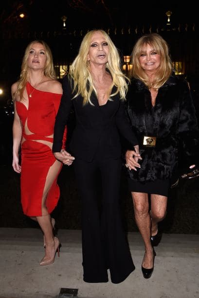 En la Semana de la Moda de París, esta bella rubia apareció luciendo una de las creaciones de Versace.