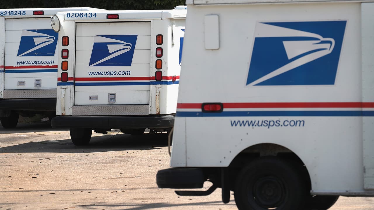 Acusan a ex trabajadora del Servicio Postal de robar cheques con estímulos