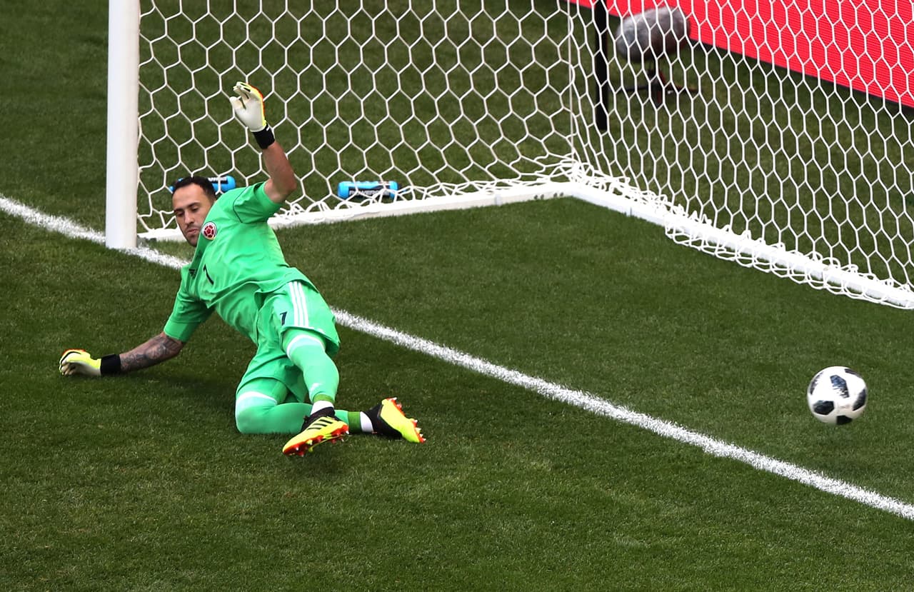 El tiro fue al centro y el arquero colombiano a su palo derecho, con lo que no se encontró en la ruta del balón.