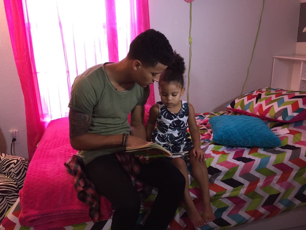 Y esta princesita sabe que tiene que compartir a su papi.