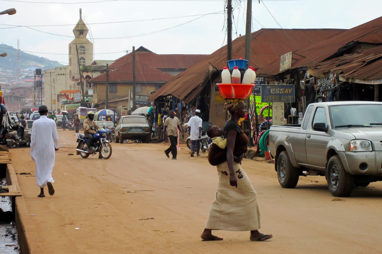 <b>Nigeria</b>
<br>
<br>Ingresos anuales antes de impuestos para estar en el 1% más rico: 87,331 dólares.
<br>
<br>Ingresos anuales antes de impuestos para estar en el 10% más rico: 23,638 dólares.
<br>
<br>La tasa de desempleo de Nigeria se ha disparado en los últimos cinco años, a medida que la economía atravesaba una dura recesión. En este momento está en 33%, la segunda más alta del mundo.
<br>