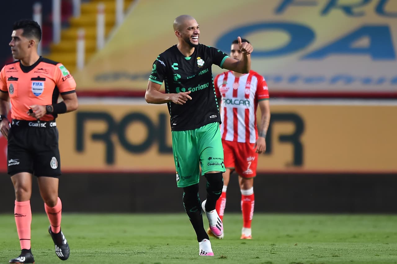 Dória aprovechó un tiro libre para rematar de cabeza y guardar el balón al fondo.