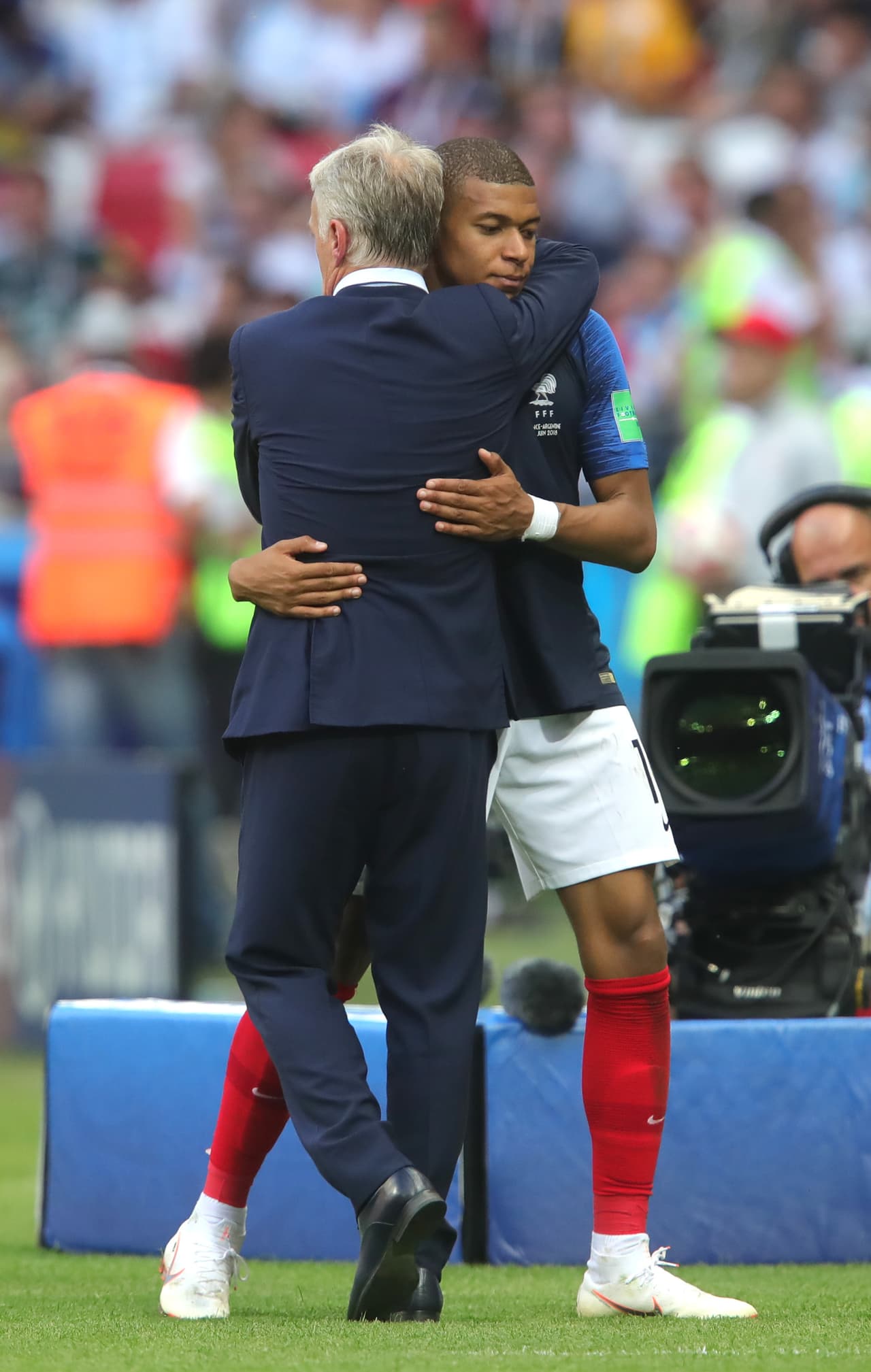 Didier Deschamps lo sacó al minuto 89 para el aplauso y le dejó su lugar a Florian Thauvin.