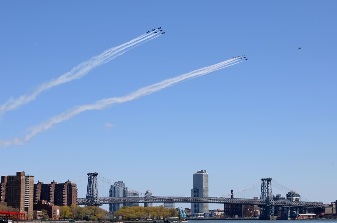 "Estamos realmente emocionados de subir a los cielos con nuestros homólogos de la Marina para un tributo nacional a los hombres y mujeres que mantienen nuestras comunidades seguras", dijo el Teniente Coronel de la Fuerza Aérea de EEUU John Caldwell, en un comunicado.