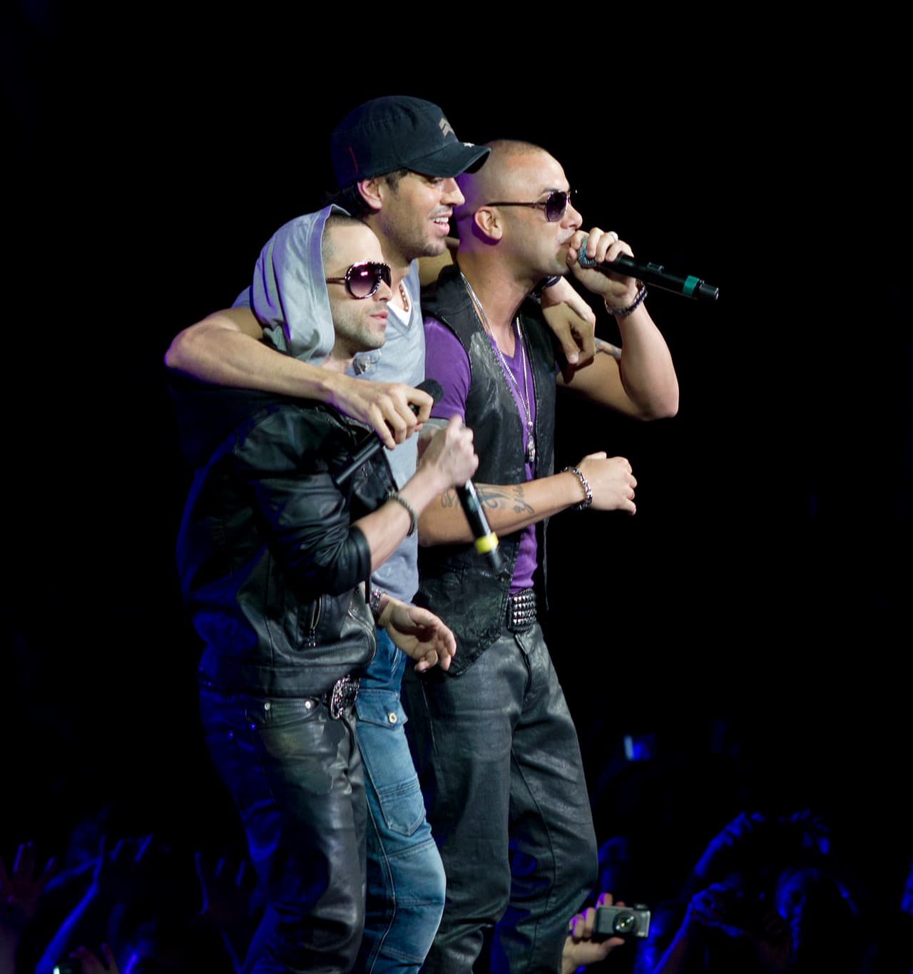 Con este tema, del año 2010, Enrique sumó un éxito a su lista de hits, logrando entrar a importantes charts de la música a nivel mundial ...