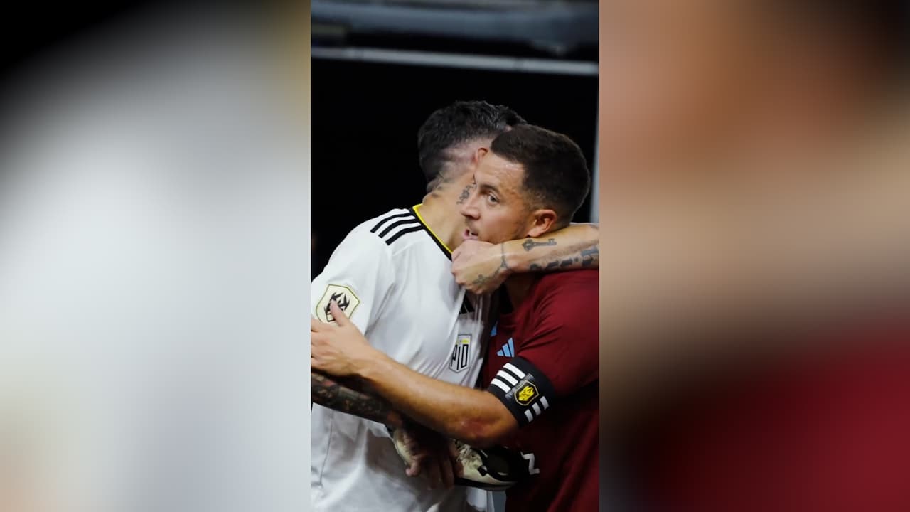 Maluma luce la playera de Rayados en su estancia en Monterrey 