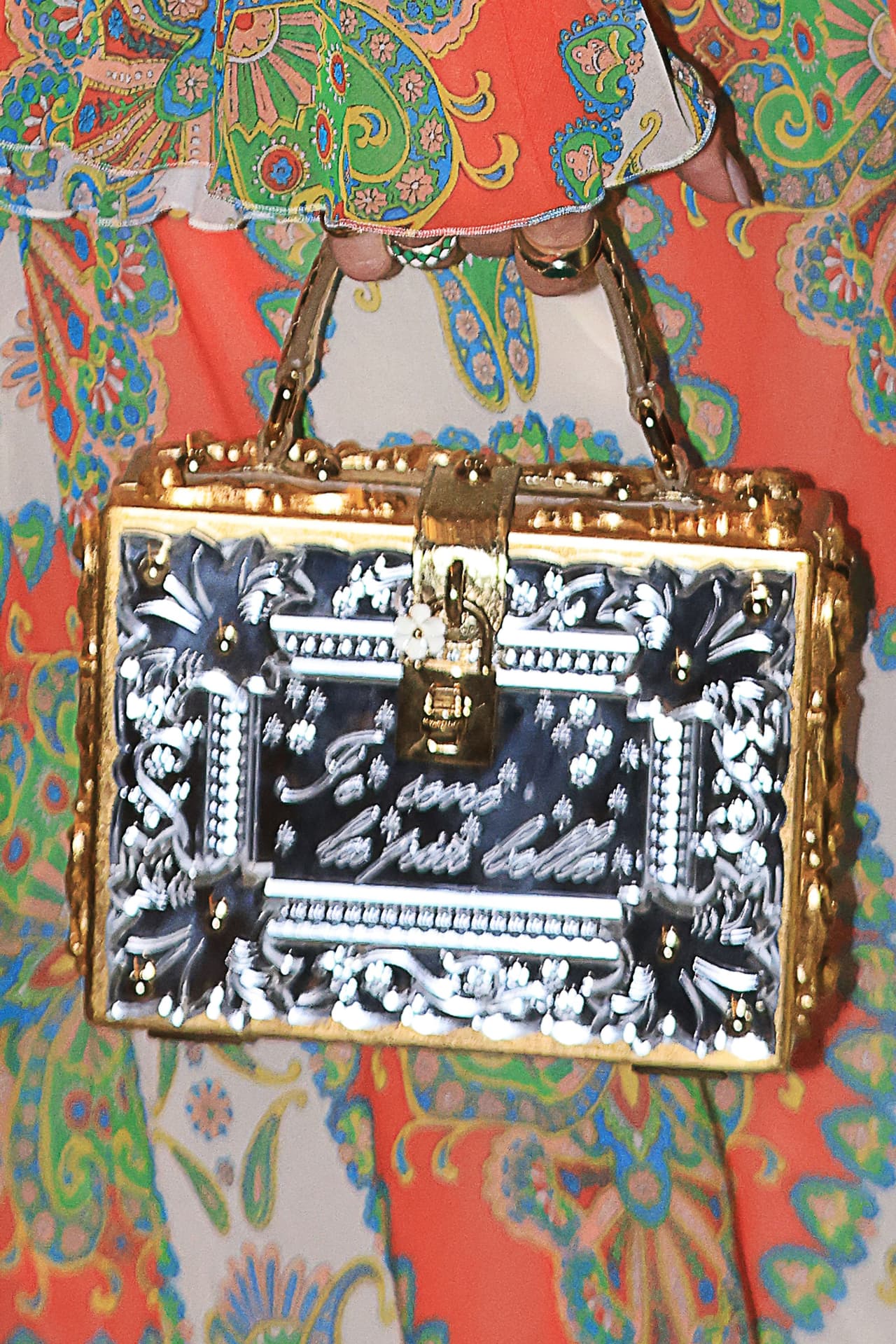 Agregó un bolso de mano de oro y plata.
<br>