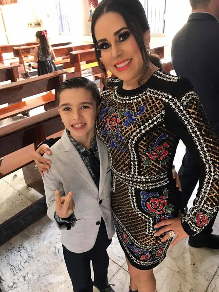 Diego Joel junto a su madrina Dali Lizárraga.