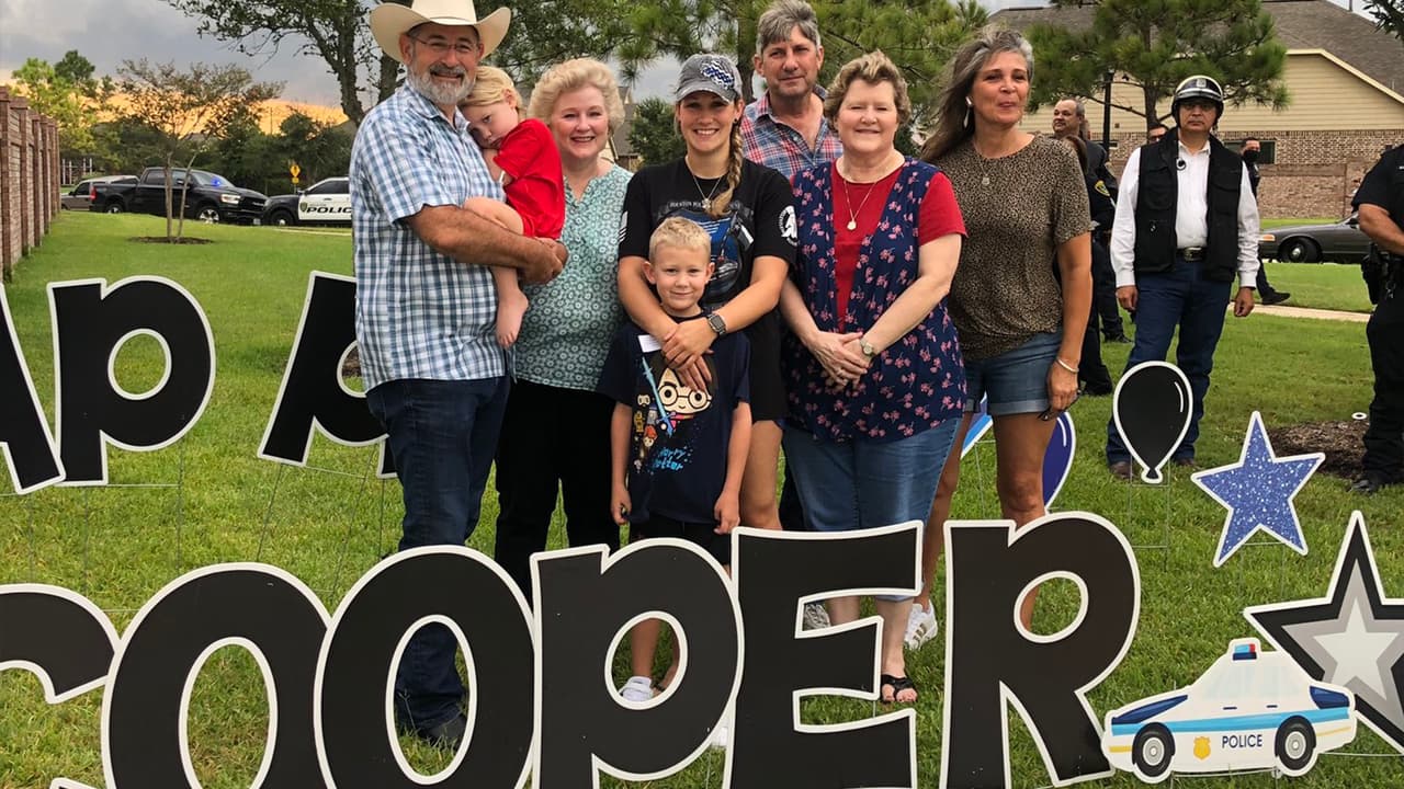 Cooper Knox asistió este martes a su primer día de clases y lo hizo de una manera especial gracias a sus familiares y a oficiales del 
<a href="https://www.univision.com/local/houston-kxln/un-nino-autista-llega-a-su-primer-dia-de-clases-en-una-colorida-patrulla-de-la-policia-de-freeport-video">Departamento de la Policía de Houston (HPD) .</a>