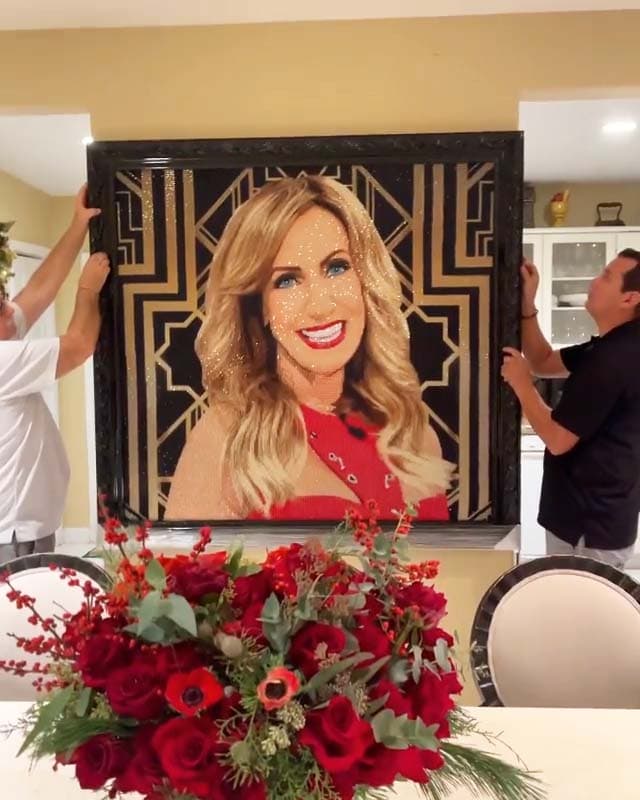 Sin duda, Lili quedó fascinada con su nueva adquisición y es que comentó que
<b>combina con sus flores y adornos navideños</b> mientras el creador de su alegría, Mauricio Benitez Estrada, le dio la
<b>"bienvenida al mundo Bling Bling".</b>