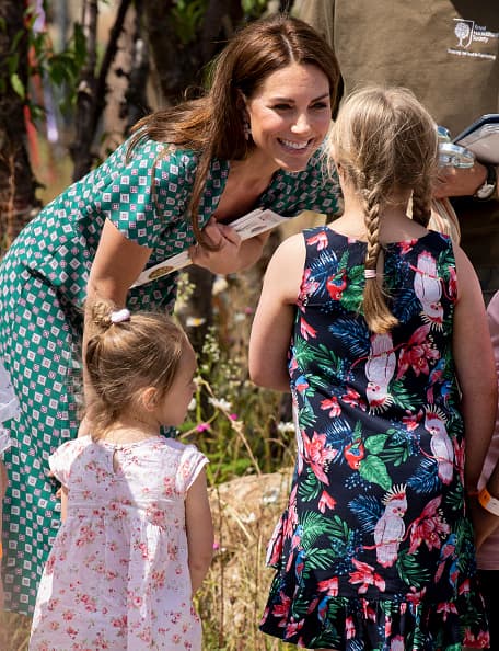 Además, la duquesa de Cambridge se tomó el tiempo para hablar con sus pequeños invitados.