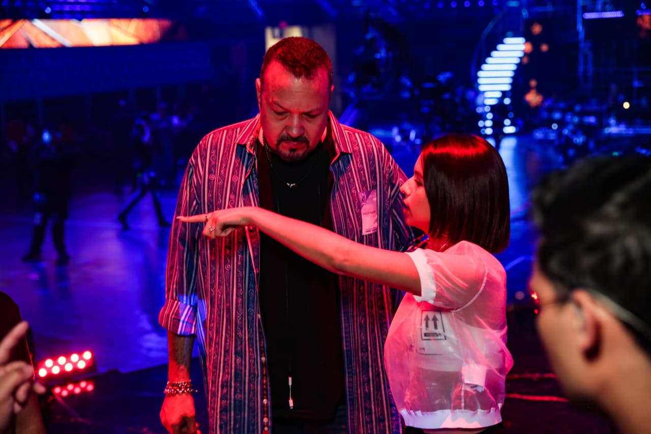 El Watsco Center de Miami fue testigo de la dinámica de trabajo de Pepe y Ángela. El cantante evidenció que no es un padre que imponga su postura y ella dejó claro que también da su punto de vista para obtener un mejor resultado.