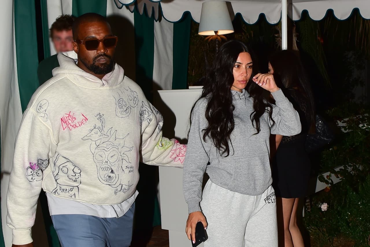 Mostró un look cómodo, con sudadera, 'sweat pants', tenis y el cabello suelto, destacando su rostro al natural.