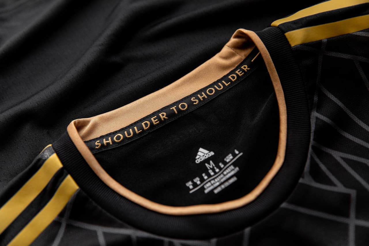 El interior del cuello incluye la frase 'Shoulder to Shoulder' ('Hombro con Hombro'), que ha sido uno de los símbolos de club desde su llegada a la MLS.
<br>
<br>