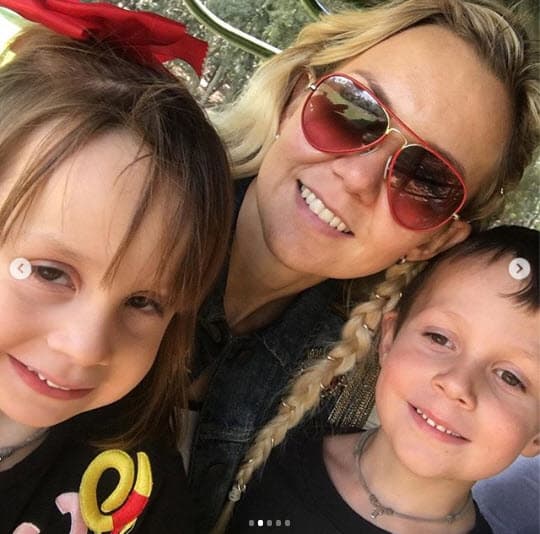 Junto a Christian, de 5 años de edad, y Selika, de 3, la actriz se divirtió en el zoológico.