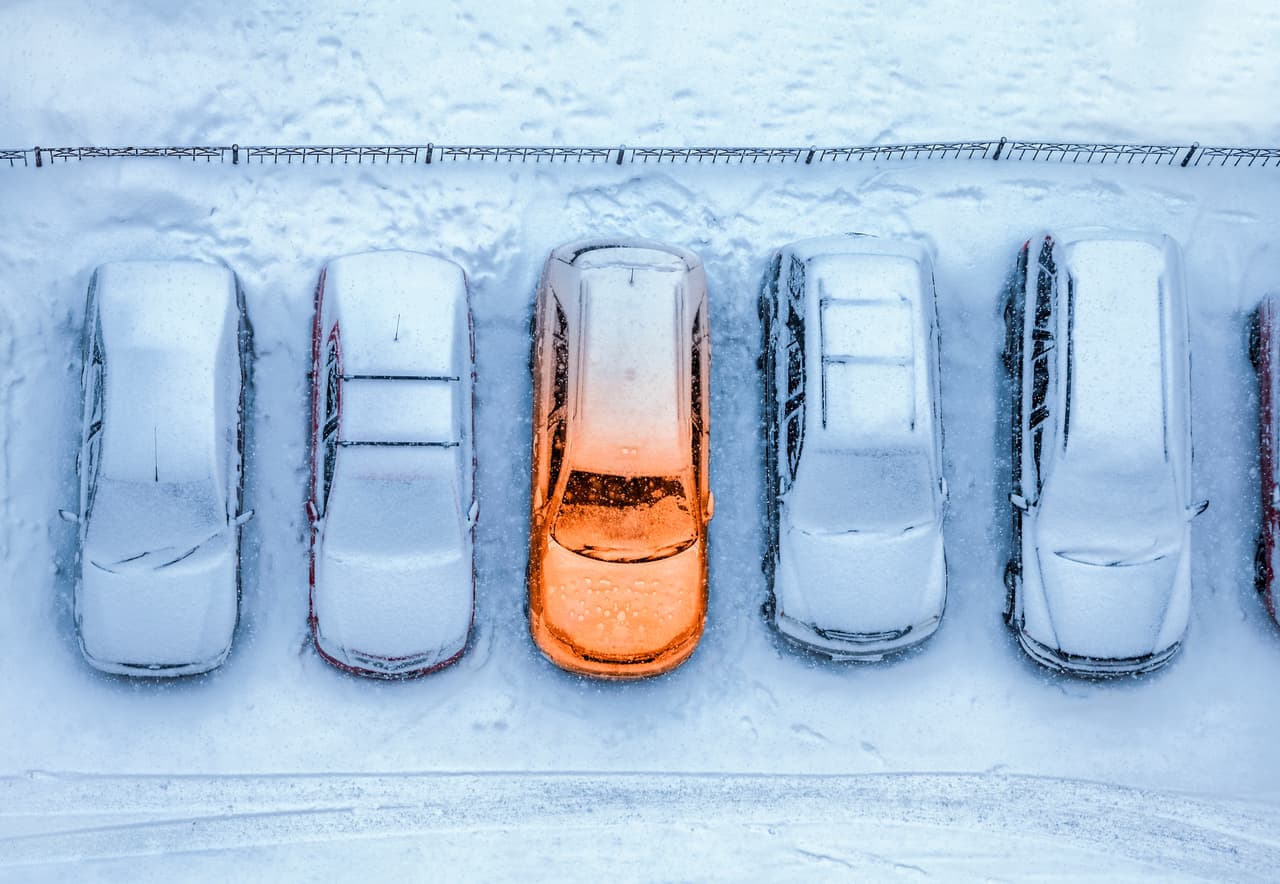 Una vez limpies la bahía del motor, enciéndelo y déjalo así por unos 5-10 minutos para que los fluidos, el combustible, los cables y las mangueras estén a la temperatura adecuada. Y cuando salgas, evita exigir de inicio al motor con aceleraciones agresivas o pendientes muy inclinadas.
