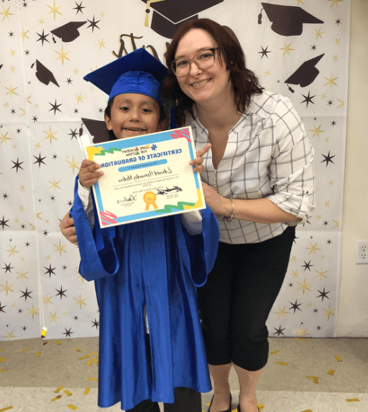 "El es un niño autista y es por eso que celebro su graduación de kindergarten", escribió la familia de Edward Hernández Medina.