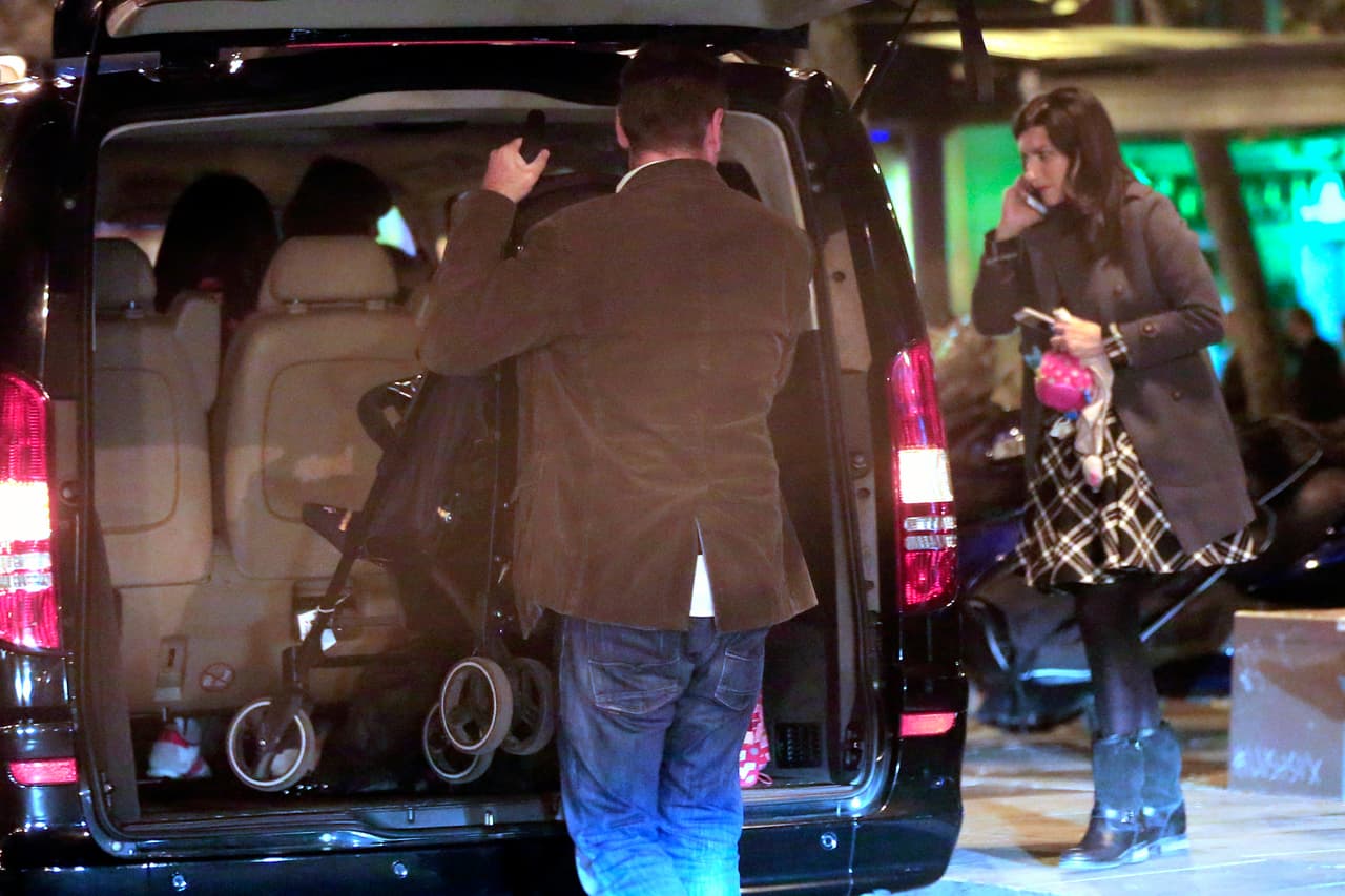 Mientras tanto Laura atendía el teléfono, eso si, sin descuidar a su familia.