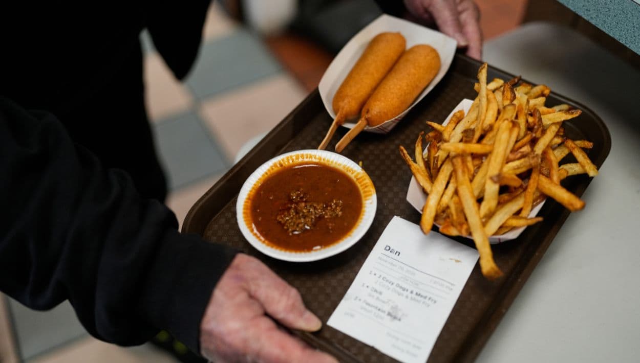 Un cliente recoge su pedido en el Cozy Dog Drive In, en Springfield, Illinois.
