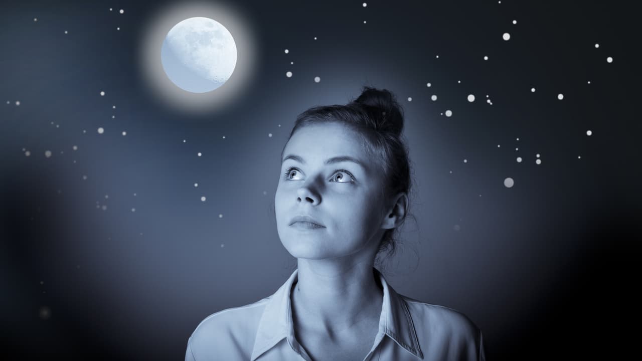 Piensa en todo lo que quieres eliminar de tu vida, para liberarte de esas ataduras. Concéntrate en ello y en tu respiración, mientras tomas la luz de luna llena.