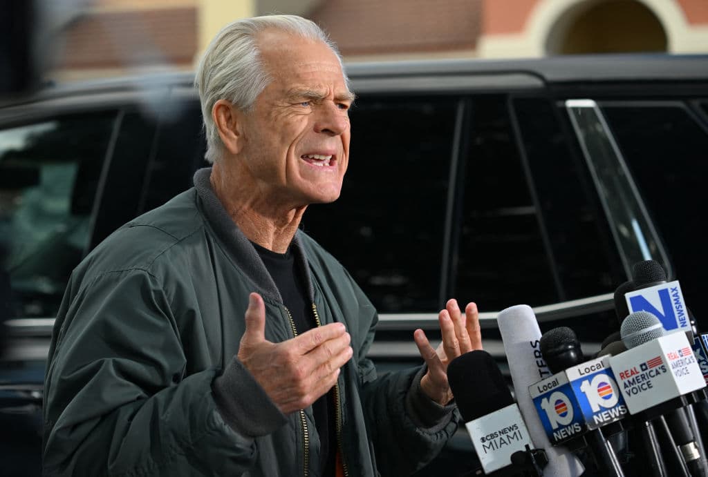 El polémico exasesor comercial de Trump entra a prisión a cumplir condena por desacato al Congreso