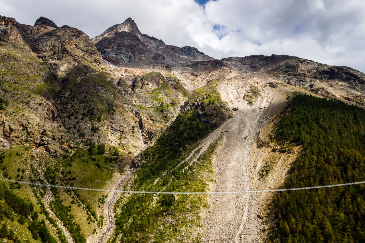 Desde la pasarela se pueden ver el cerro Weisshorn de 14,783 pies (unos 4,500 metros).