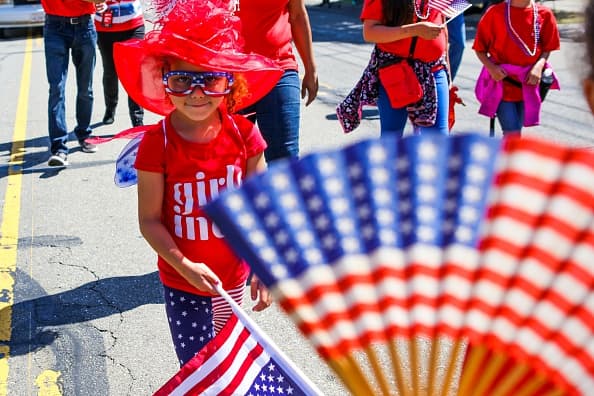 <b><a href="https://www.victorvilleca.gov/government/city-departments/community-services/recreation/special-events/4th-of-july" target="_blank">Ciudad de Victorville:</a></b>
<br>Dónde: Victorville Fairgrounds
<br>Horario: Para información sobre horario y regulaciones llamar al Hook Community Center al número (760) 245-5551.
<br>