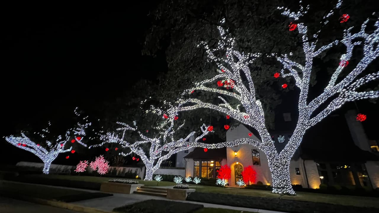 Comenzamos con el vecindario River Oaks, el cual es muy famoso por sus imponentes casas adornadas de Navidad.